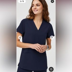 Figs Navy Casma 3 pocket scrub top, size M.